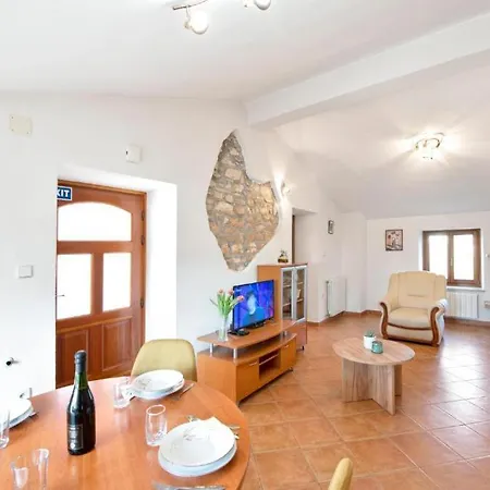 Traditional 2 Floor In Istria Muntrilj Tinjan